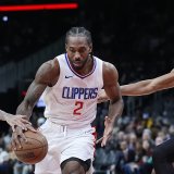 Kawhi Leonard (2) échappe à Dejounte Murray (à gauche) et à Jalen Johnson. KEYSTONE/AP/John Bazemore